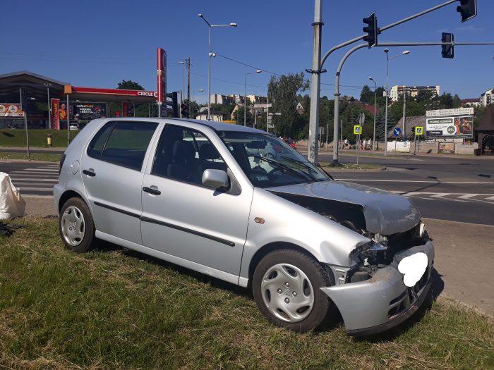 Kraksa przed skrzyżowaniem. Dwie kobiety w szpitalu [ZDJĘCIA]