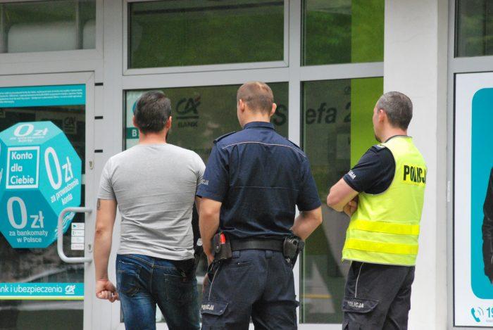 Z OSTATNIEJ CHWILI: z bronią do placówki bankowej? [ZDJĘCIA]