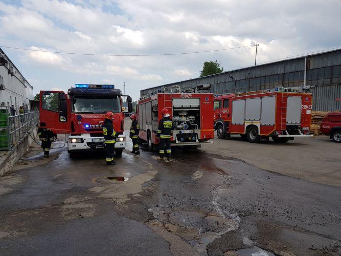 Pożar w produkcyjnej hali. Ewakuowali ponad 30 pracowników [ZDJĘCIA]