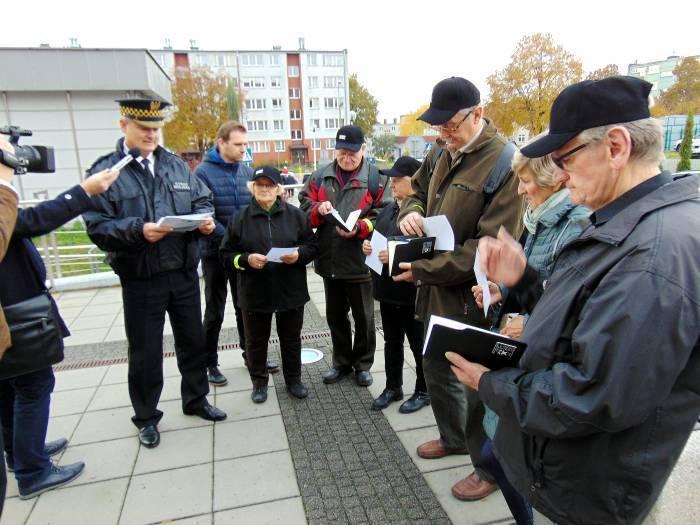 Złamana ławka, śmieci na chodniku, czyli... starachowiccy seniorzy nadal w akcji!