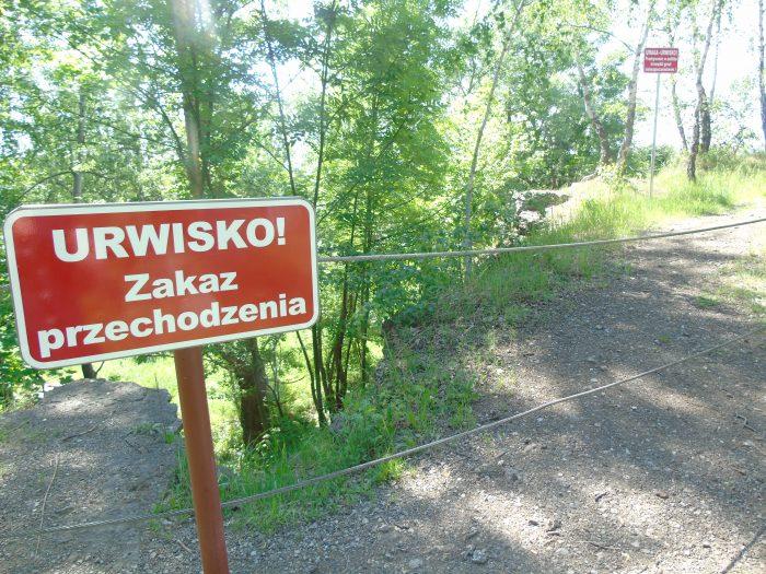 Urwisko zabezpieczone barierkami!