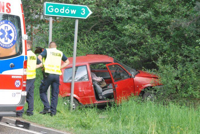 PILNE: na drodze krajowej nr 42 zderzenie mercedesa z fiatem. Są poszkodowani [ZDJĘCIA]