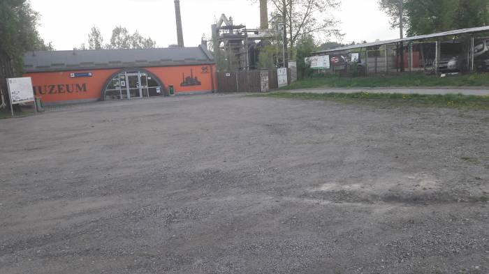 Czy parking przed Muzeum doczeka się remontu?
