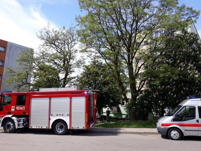 PILNE: ogień w bloku na klatce schodowej [ZDJĘCIA]