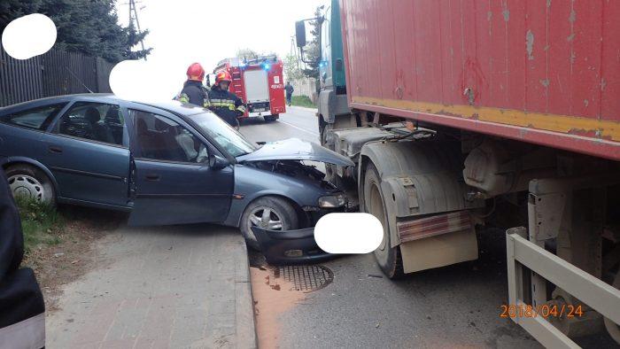Poduszka powietrzna uratowała mu życie. Czołowe zderzenie w Wąchocku [ZDJĘCIA]