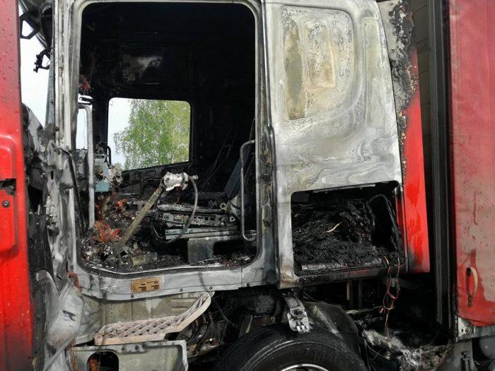 Strach w oczach kierowcy. Ogień w ciężarówce z naczepą [ZDJĘCIA]