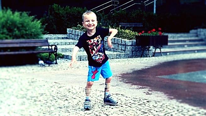 Zostało kilka dni by zebrać na  operację nogi 7-letniego Maksymiliana!