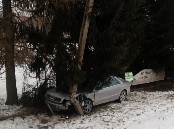 Tragedia na drodze w Bodzentynie. Uszkodził słup energetyczny