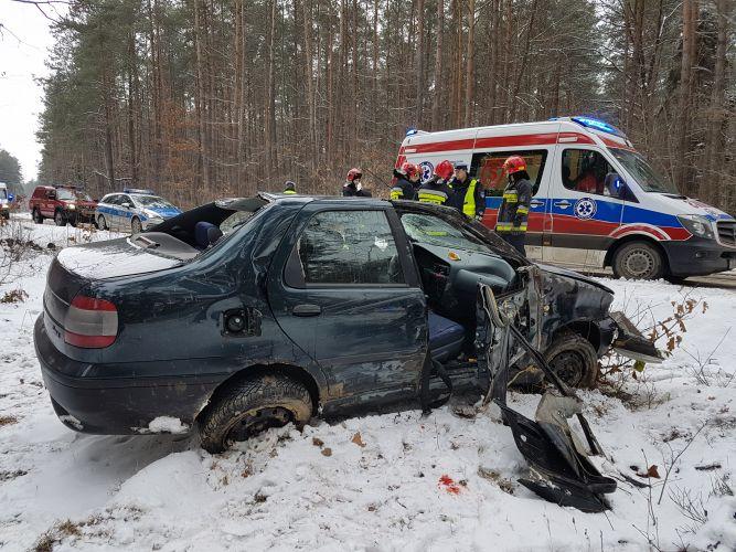 Pechowy początek weekendu. Fiat siena wpadł w poślizg [ZDJĘCIA]