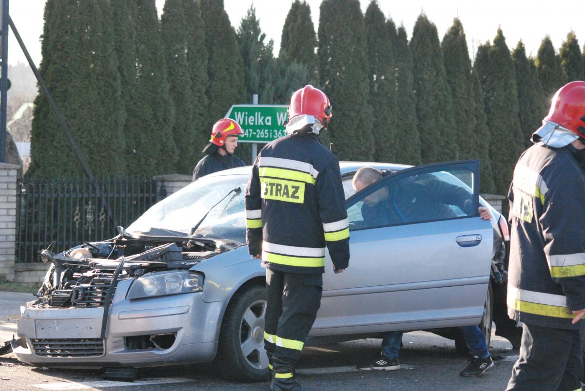 Zderzenie w Wielkiej Wsi (gm. Wąchock): poszkodowany 19-latek trafił do szpitala