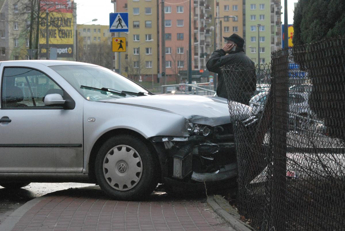 Kto sprawcą czwartkowej kolizji na skrzyżowaniu ulicy Leśnej, Majówka oraz Kopalnianej?