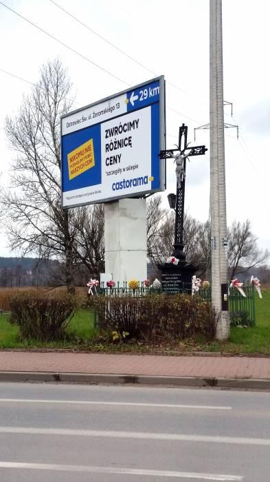 Reklama krzyża nie zasłania... Co odpowiada PKP?