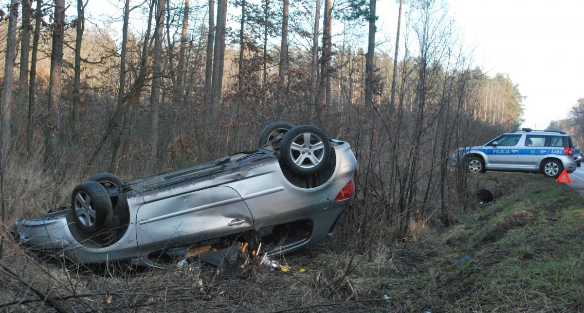 Pechowo na drodze w Henryku. Peugeot na dachu