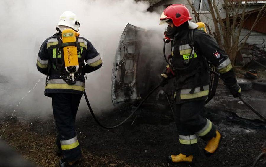 Pożar opla omegi na prywatnej posesji. Jaka przyczyna?