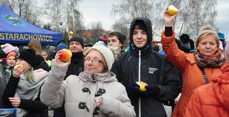Pobiliśmy rekord Polski w jedzeniu jabłek! 783 osoby jadły owoce na placu pod skałkami