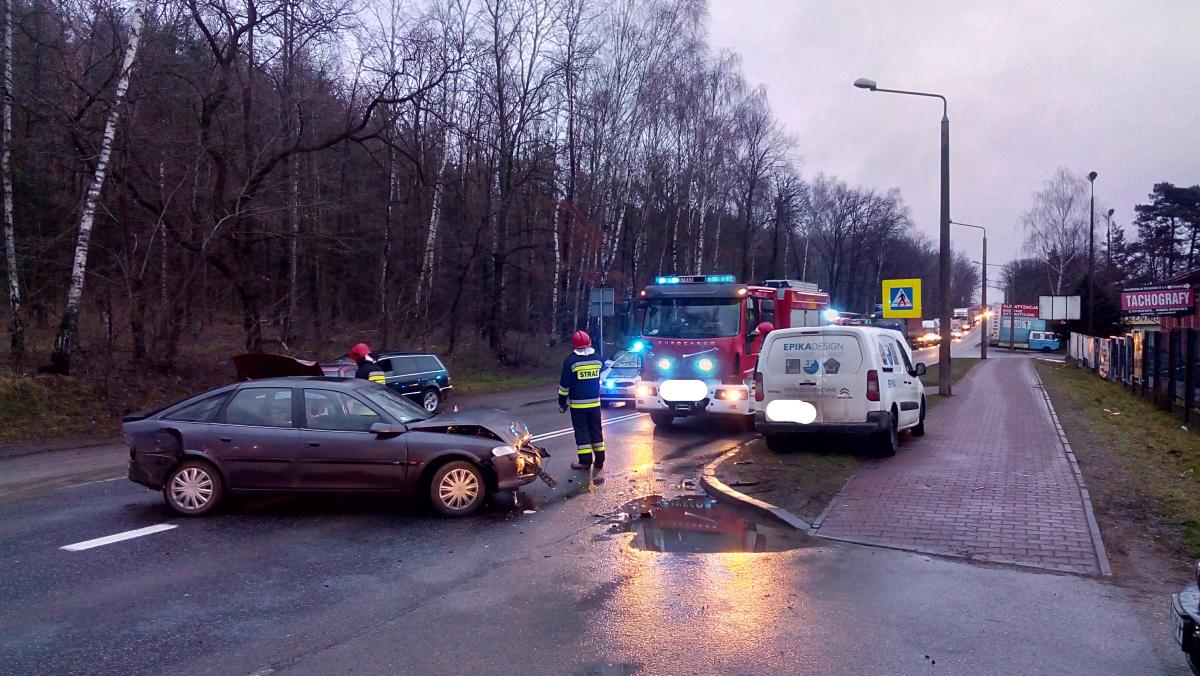 Kolizja przy ul. Ostrowieckiej w Starachowicach. Krajowa 42 zablokowana