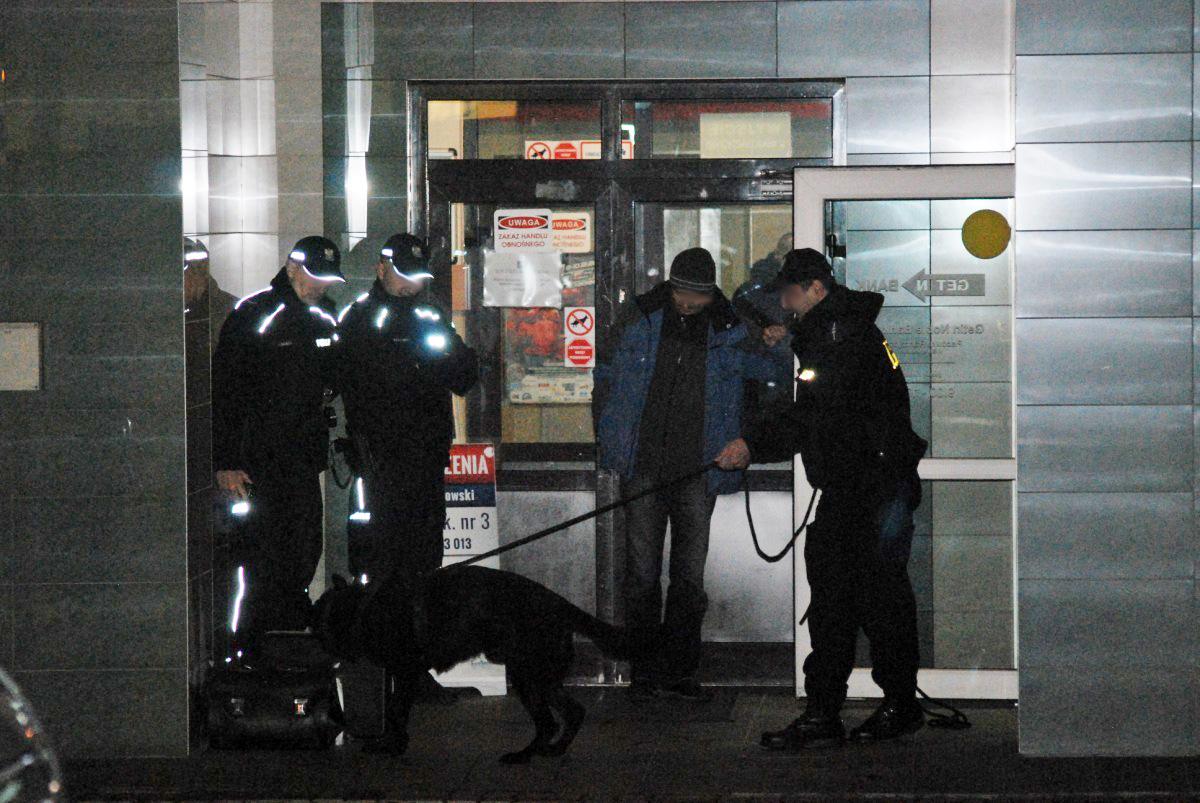 Policja tropi sprawcę napadu na placówkę bankową [ZOBACZ ZDJĘCIA]