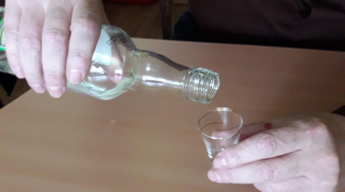 Włamał się do domu, zjadł jajka i pulpety, a wszystko popijał wódką