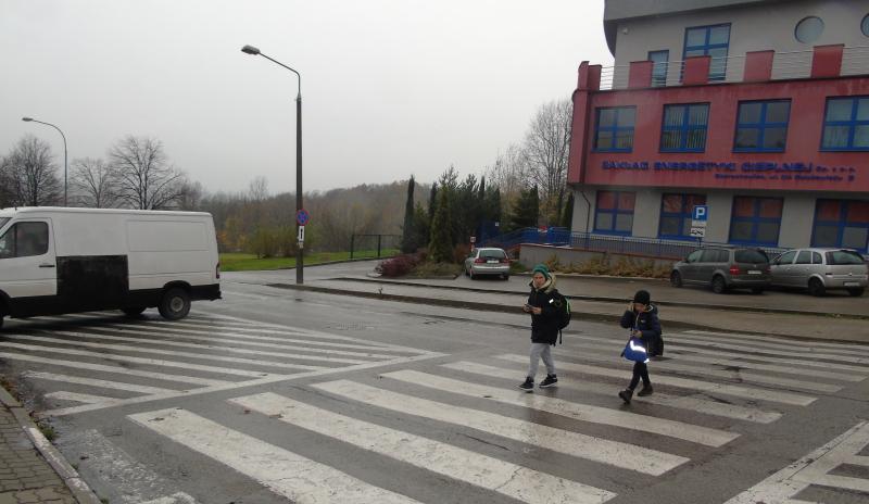 Piesi nie widzą czy nadjeżdża samochód