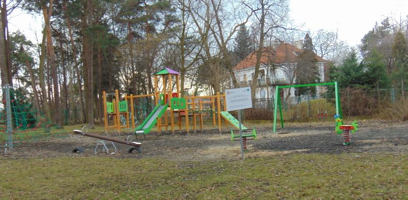 Na placach zabaw piasek tańszy