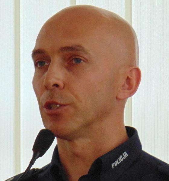 Pędzą, że o mało do rowu nie zdmuchną