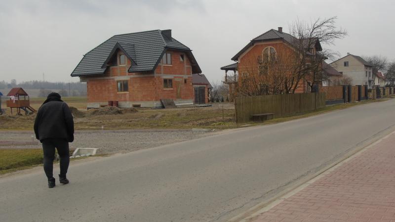 Woda spływa z drogi na posesje
