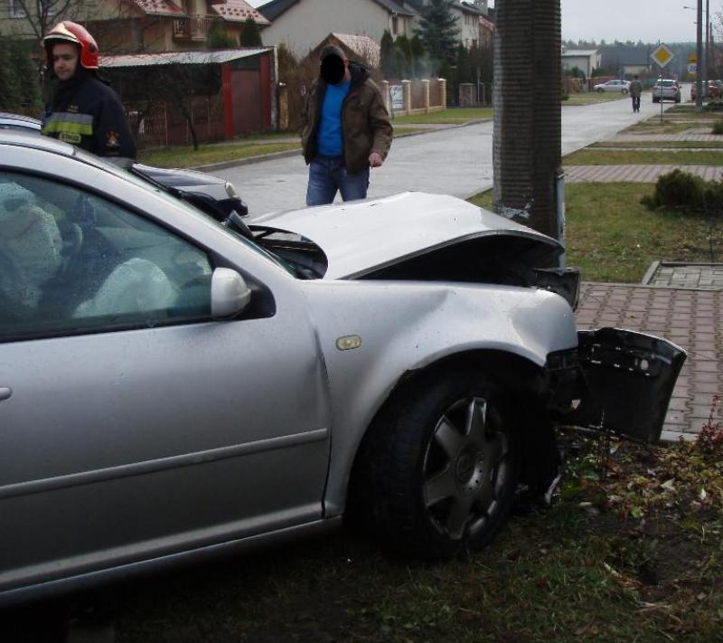 Volkswagenem w uliczną latarnię