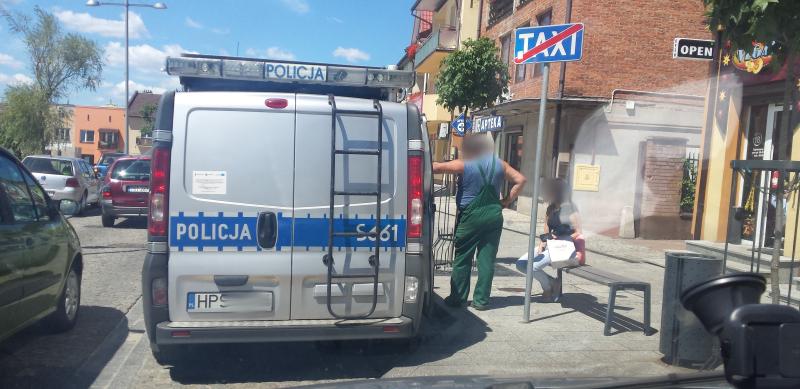Policjant pouczony, mieszkaniec ukarany...