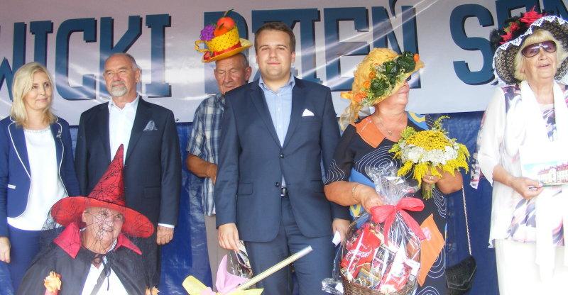 Kolorowe kapelusze w mieście