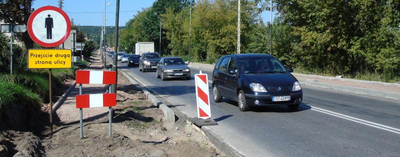 Piesi drugą stroną ulicy