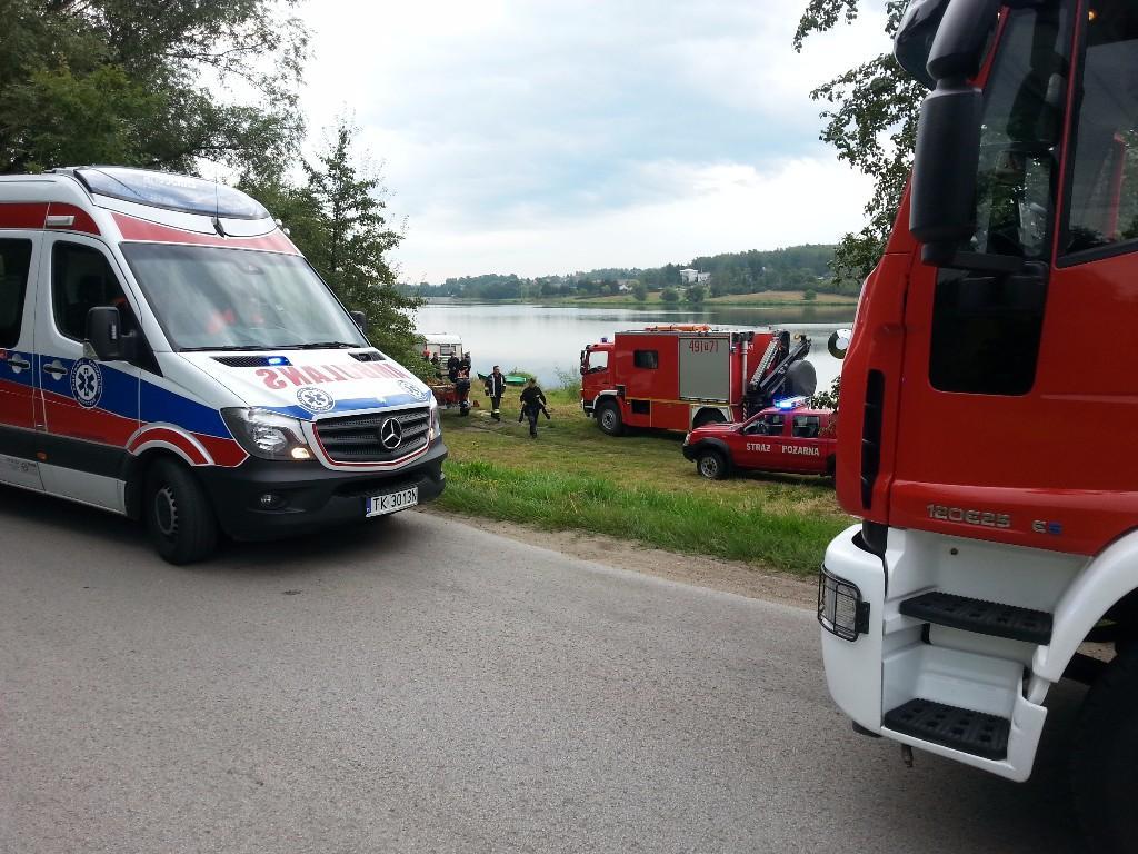 Przewrócona łódź na zalewie w Brodach