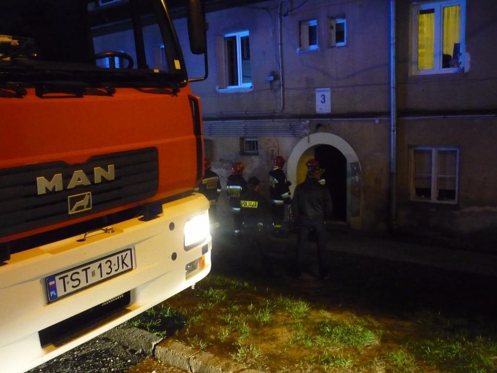 W nocy płonęło mieszkanie