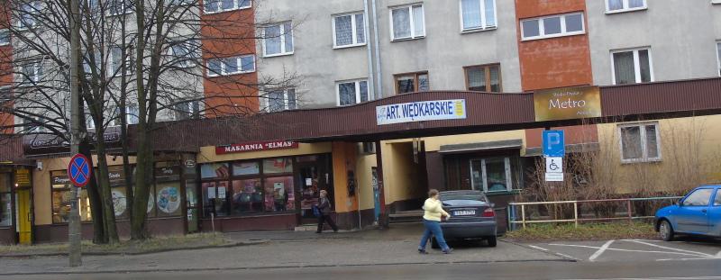 Piją w przejściu, sikają w śmietniku