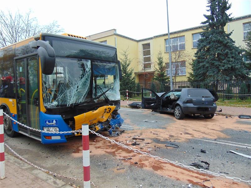 Czołówka na 1 Maja. Do szpitala trafiło 11 osób.