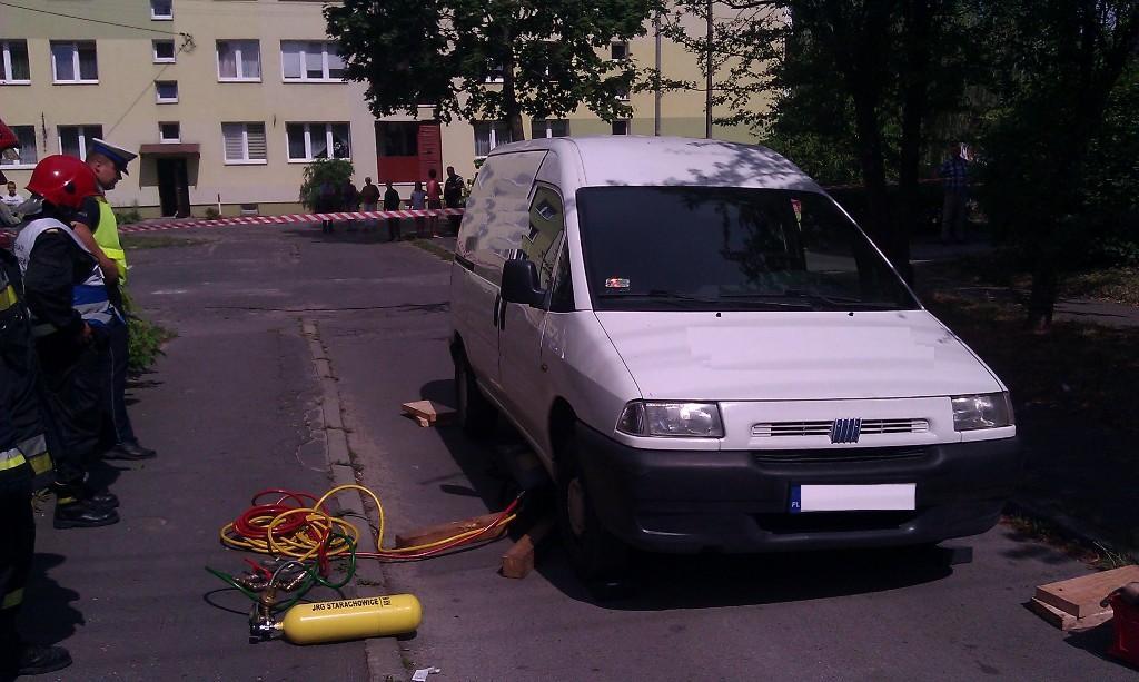 Kobieta wciągnięta pod samochód