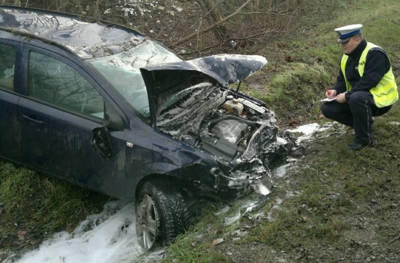 Opel zapalił się, kierowca w szpitalu