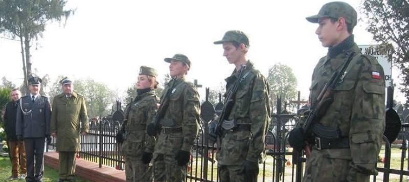 Honorowa warta przy grobach