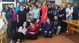 Młodzież z OSiW na praktykach fryzjerskich w WTZ
