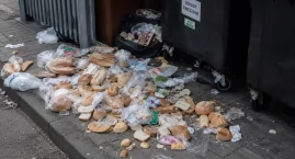Pieczywo na śmietniku - smutny obraz codzienności