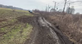 Zrujnowana droga w  gm. Brody. Rolnik skarży się na &hellip;