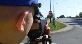 Pędził przez wieś. Kontrola skończyła się mandatem..&hellip;