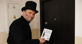 Kominiarz puka do drzwi i życzy szczęścia. Mieszkańc&hellip;
