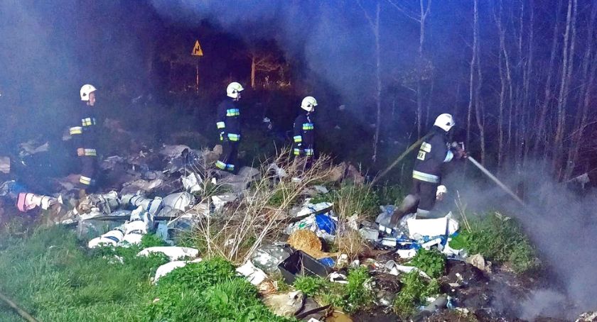 Gmina Słupia Konecka. Dzikie wysypisko odpadów trawił ogień