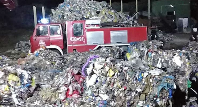 FAŁKÓW Strażacy w systemie, samochód w drodze...