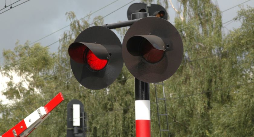 Wypadek: Lexus zderzył się z lokomotywą!