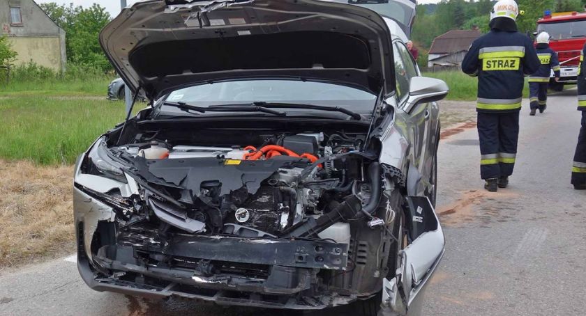CZARNIECKA GÓRA: Lexus starł się z... lokomotywą! [FOTO]