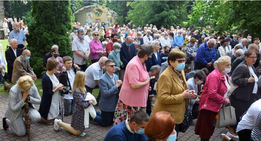 Procesja za Jezusem ukrytym w zabytkowej monstrancji [galeria zdjęć]