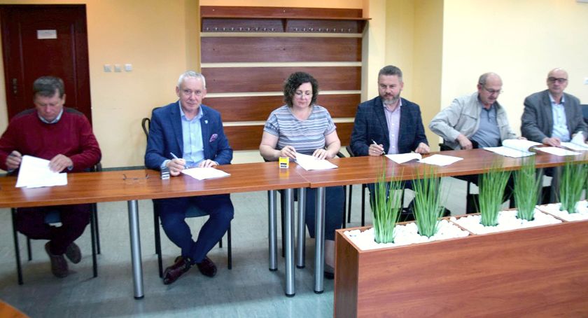 Gowarczów. Podpisali umowę na budowę kanalizacji