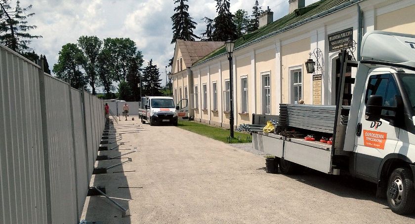 Konecka biblioteka placem budowy