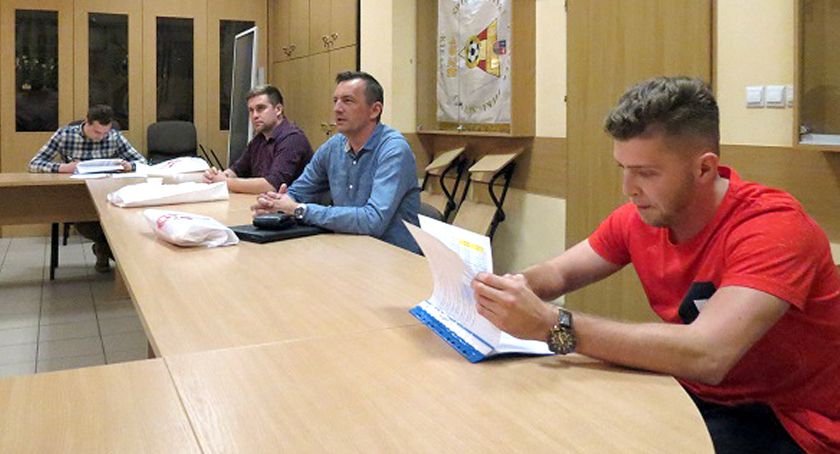 Co z licencjami Tęczy Gowarczów i KS Smyków?